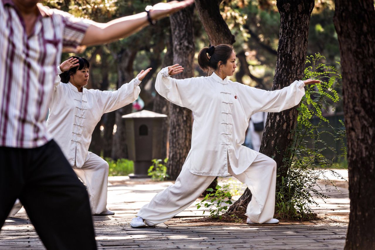 Tai-Chi: Der volle Name "Tai-Chi-Chuan" bedeutet so viel wie "das höchste Prinzip der Faust". Entwickelt wurde die Kampfkunst im Kaiserreich China. Aus der über 2000 Jahre alten Technik der Selbstverteidigung ging dann eine Abfolge von Übungen mit langsamen, fließenden, meditativen Bewegungen hervor. Ein ganzheitliches Training für Körper und Geist, das heute - Schätzungen zufolge - über 100 Millionen Menschen in China täglic