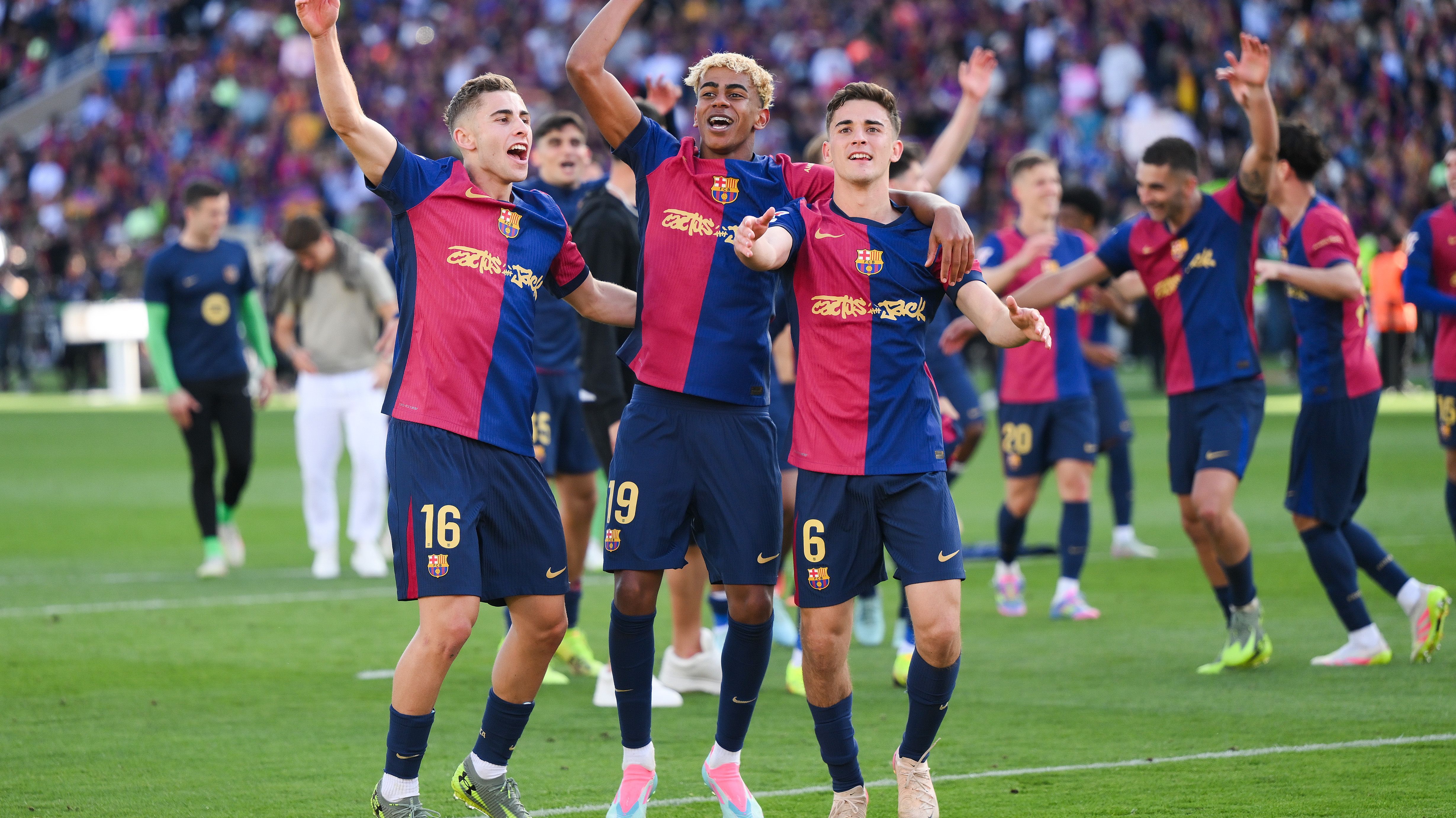 <strong>Fermin Lopez (FC Barcelona)</strong><br>... berichtet wiederum "Mundo Deportivo", dass Barca-Coach Hansi Flick gar nicht daran denke, das Talent aus der eigene La-Masia-Akademie abzugeben. Andererseits plagen Barca nach wie vor enorme Schulden, weshalb ein Verkauf wirtschaftlich durchaus sinnvoll erscheinen würde. Lopez' Vertrag bei den Katalanen läuft noch bis zum Sommer 2029.