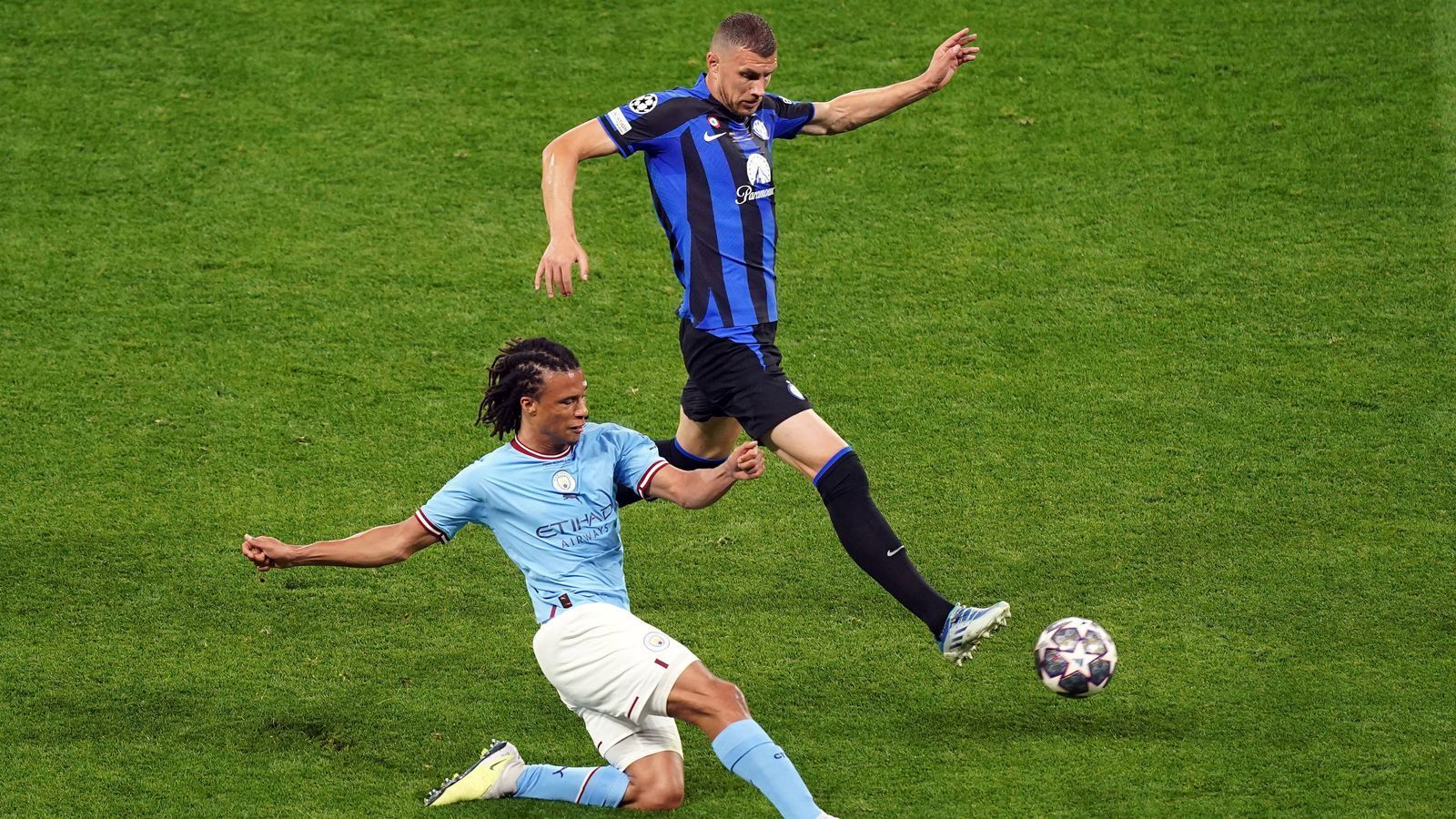 
                <strong>Edin Dzeko (Inter Mailand)</strong><br>
                Bleibt beim ersten Angriff der Nerazzurri gleich im Rasen hängen, was ihn aber im weiteren Spielverlauf nicht weiter stört. Offensiv nur selten in Aktion, dafür häufig als erster Verteidiger vor dem eigenen Sechzehner zu sehen. Reibt sich so sehr auf, dass er schon in der 57. Minute völlig ausgepumpt für Lukaku ausgewechselt wird. ran-Note: 3
              