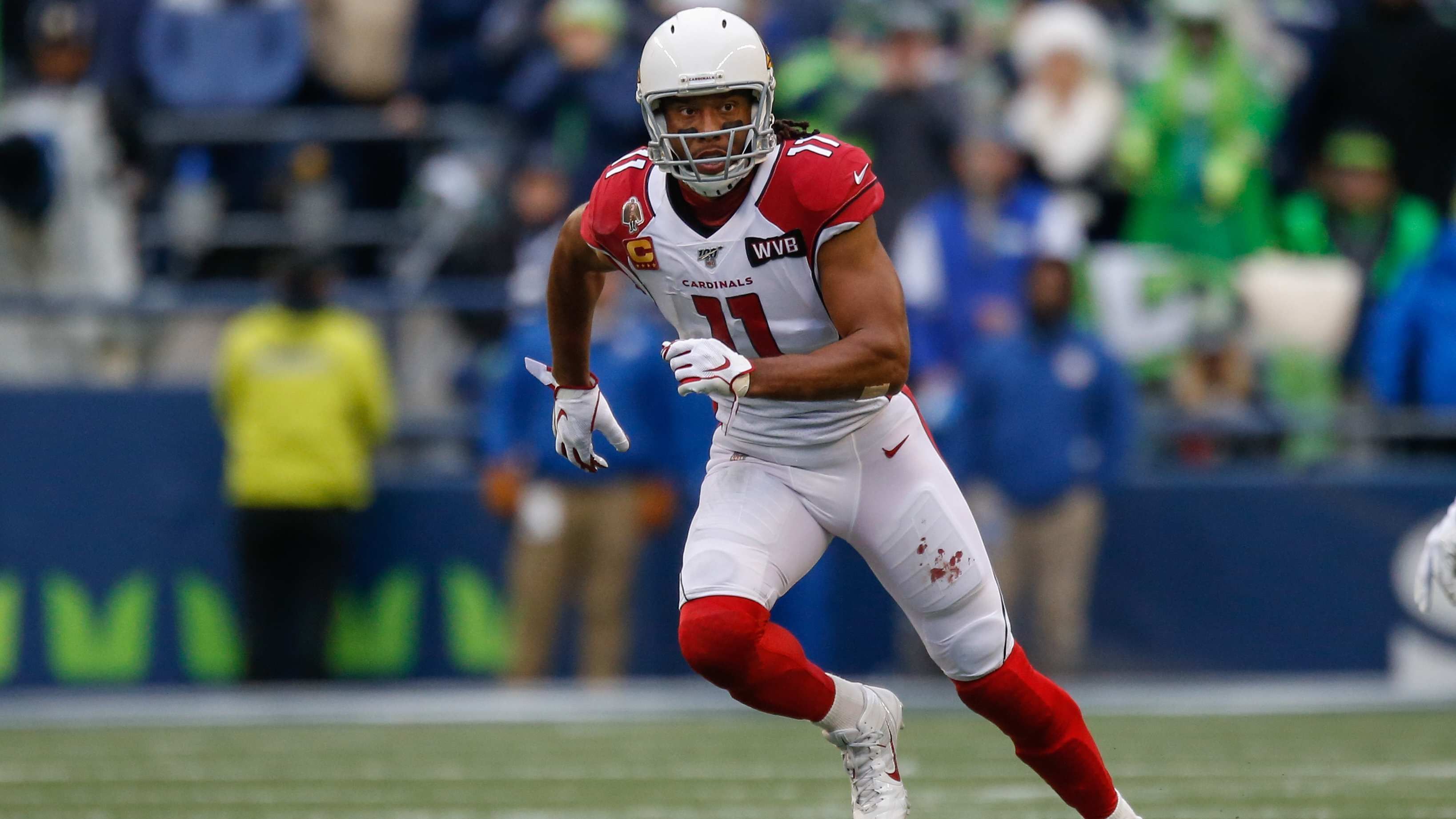
                <strong>Larry Fitzgerald (Arizona Cardinals)</strong><br>
                Auch Dauerbrenner Larry Fitzgerald ist trotz seines fortgeschrittenen Alters immer noch eine Waffe in der Offense der Arizona Cardinals - besonders im Slot. Früher ein brandgefährlicher Outside Receiver, ist er mittlerweile von Bruce Arians und Kliff Kingsbury zur Slot-Maschine umfunktioniert worden. Aufgrund seiner Schnelligkeit ist er durch die Mitte für die gegnerischen Linebacker kaum zu halten, während er zu wuchtig für die Defensive Backs ist. In der vergangenen Saison kam er mit Rookie-Quarterback Kyler Murray auf 60 Catches sowie 668 Yards im Slot. Mit der Verpflichtung von DeAndre Hopkins dürften zwar einige Targets an Hopkins übergehen, doch besonders in der Effizienz könnte Fitzgerald deutlich zulegen, da er mehr Platz und weniger Aufmerksamkeit der Defense erhalten dürfte. 
              