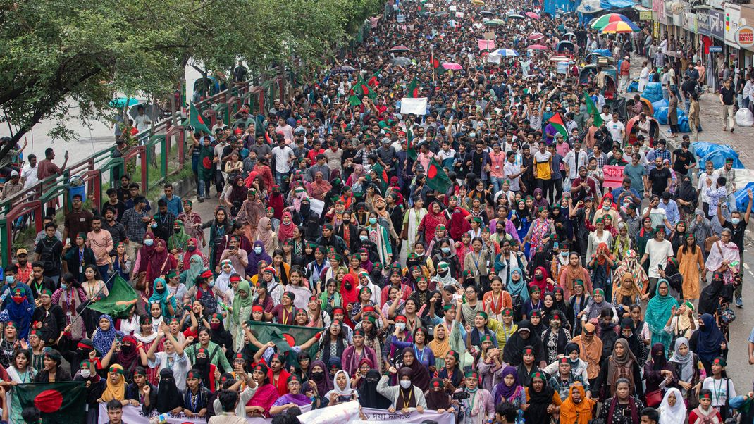 Menschen nehmen an einem Protestmarsch gegen Premierministerin Hasina und ihre Regierung teil, um Gerechtigkeit für die Opfer zu fordern, die bei den jüngsten landesweiten Zusammenstößen getötet wurden. 