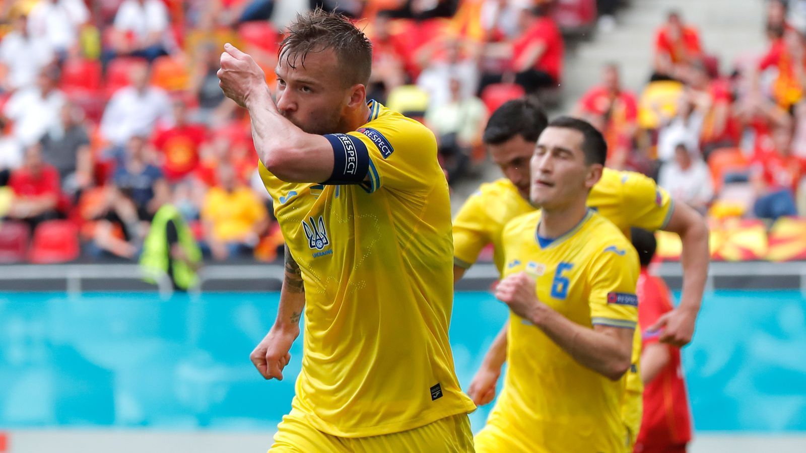 
                <strong>Gruppe C: Die Ukraine (Gruppendritter, 3 Punkte/4:5 Tore)</strong><br>
                 ... ist momentan unter den besten Gruppendritten auf Platz vier und abhängig vom Ausgang der Partien von Polen, Portugal, Deutschland und Spanien. - ... ist im Achtelfinale, wenn Polen nicht gegen Schweden gewinnt, Spanien gegen die Slowakei verliert und der Gruppendritte in der deutschen Gruppe F am Ende eine schlechtere Tordifferenz bei gleicher Punktzahl aufweist. Dies tritt ein, wenn Deutschland mit drei Toren Differenz gegen Ungarn verliert und Frankreich gegen Portugal gewinnt oder wenn Portugal mit drei Toren Differenz gegen Frankreich verliert und Ungarn nicht gegen Deutschland gewinnt.
              