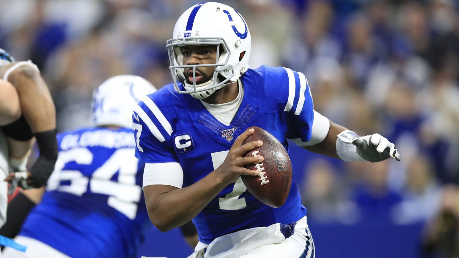 
                <strong>Jacoy Brissett (Indianapolis Colts)</strong><br>
                Oder kommt es zur Rückholaktion? 2016 hatten die Patriots Jacoby Brissett in der dritten Runde gedraftet, der Rookie kam wegen Bradys Deflategate-Sperre in drei Partien zum Einsatz. Nach einem Jahr erfolgte der Trade zu den Indianapolis Colts, wo Brissett für den verletzten Andrew Luck einsprang. In der vergangenen Saison übernahm er dann das Luck-Erbe nach dessen Rücktritt, verpasste aber nach gutem Start die Playoffs letztlich deutlich. Nun wird ihm mit Philip Rivers ein Routinier vor die Nase gesetzt. Da ließe sich ihm ein Comeback in Foxborough doch sicher schmackhaft machen.
              