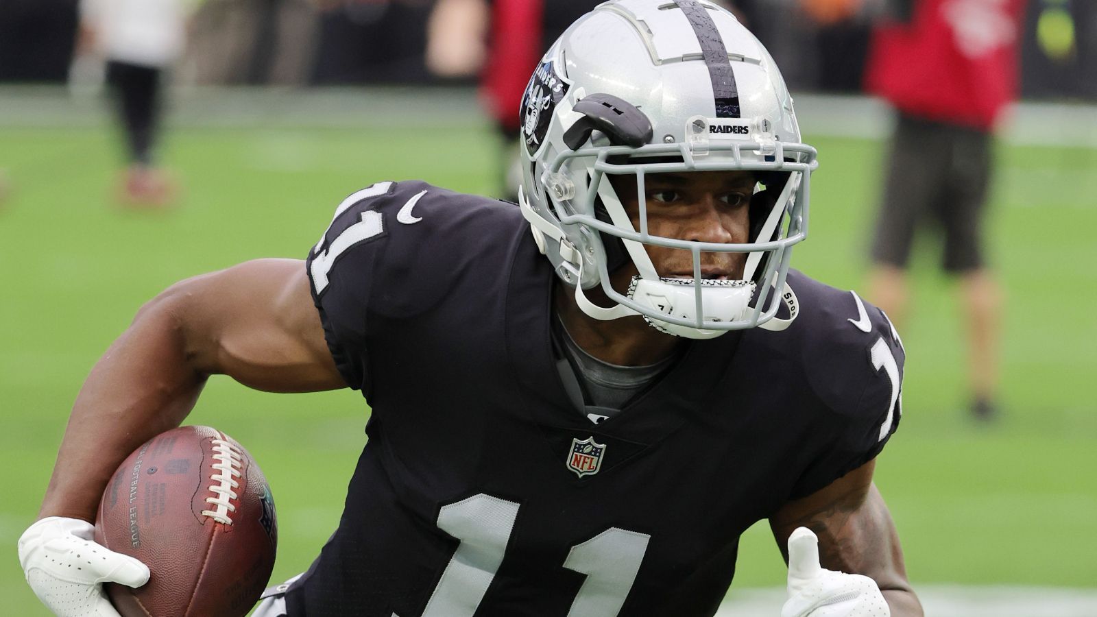 
                <strong>Demarcus Robinson (Wide Receiver)</strong><br>
                Gleiches gilt für Demarcus Robinson, auch er ist einer der fünf entlassenen Spieler der Raiders. Eigentlich sollte der ehemalige Kansas City Chief um die Stelle als Wide Receiver Nummer drei hinter Davante Adams und Hunter Renfrow konkurrieren, nun wurde er bereits vor dem zweiten Preseasom-Spiel entlassen. Robinson kommt in 97 NFL-Spielen auf 14 Touchdowns. 
              