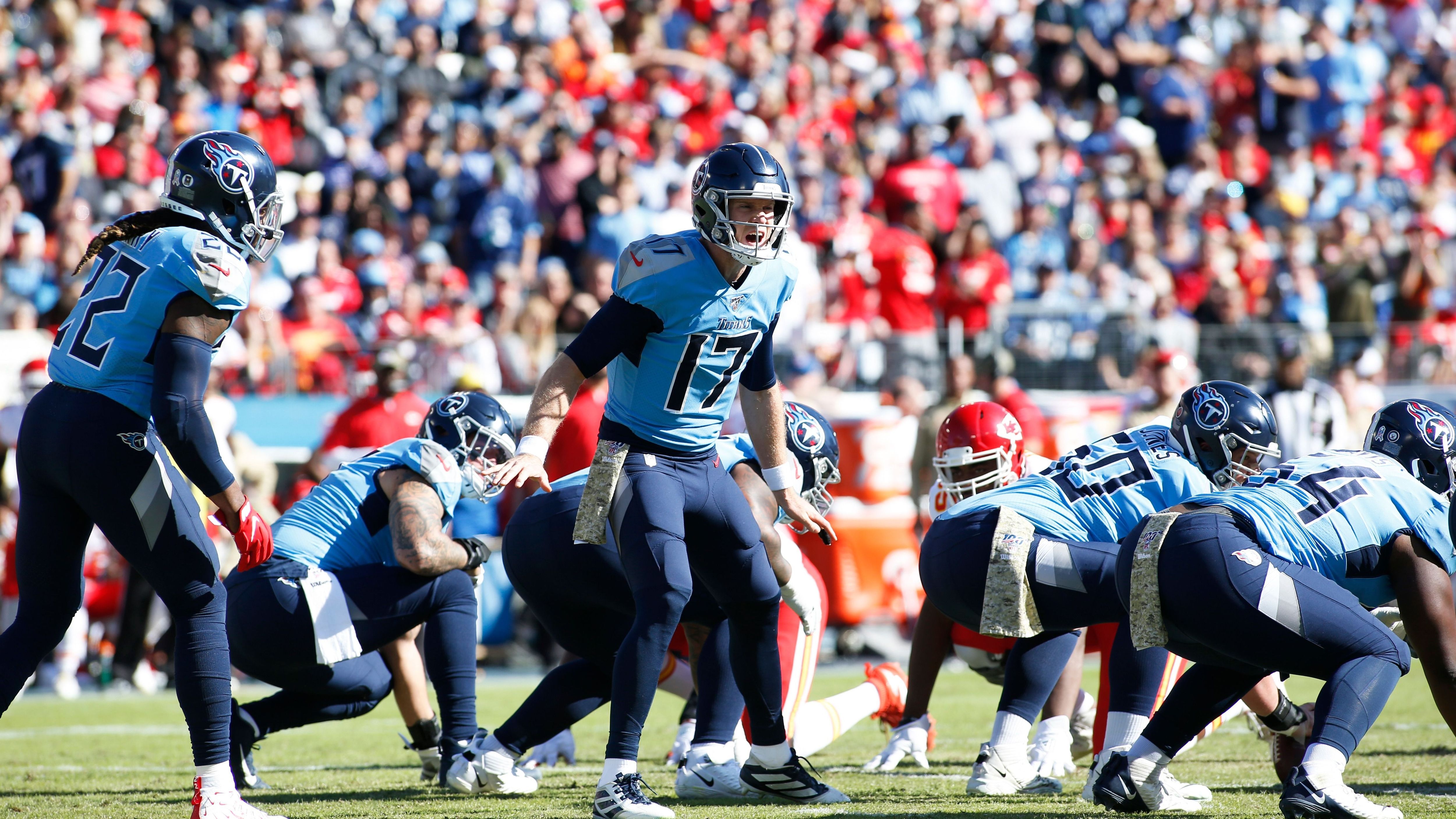 
                <strong>Gewinner: Ryan Tannehill</strong><br>
                Nachdem Marcus Mariota beim Debakel gegen die Denver Broncos in Week 6 gebenched wurde, hat Ex-Dolphin Ryan Tannehill das Ruder in der Hand. Gegen die Kansas City Chiefs bewies der 31-Jährige (181 Passing Yards, 2 Touchdowns, 4 Sacks, 0 INTs) seine Nervenstärke und führte seine Mannen im spielentscheidenden Drive souverän über das Feld und fand schließlich Wide Receiver Adam Humphries zu Führung in der Endzone. Per Rush sorgte Tannehill dann selbst noch für die Two Point Conversion in den letzten 30 Sekunden der Partie. Mit einer Bilanz von 5-5 sind die Titans nun auch im Playoff-Rennen.
              