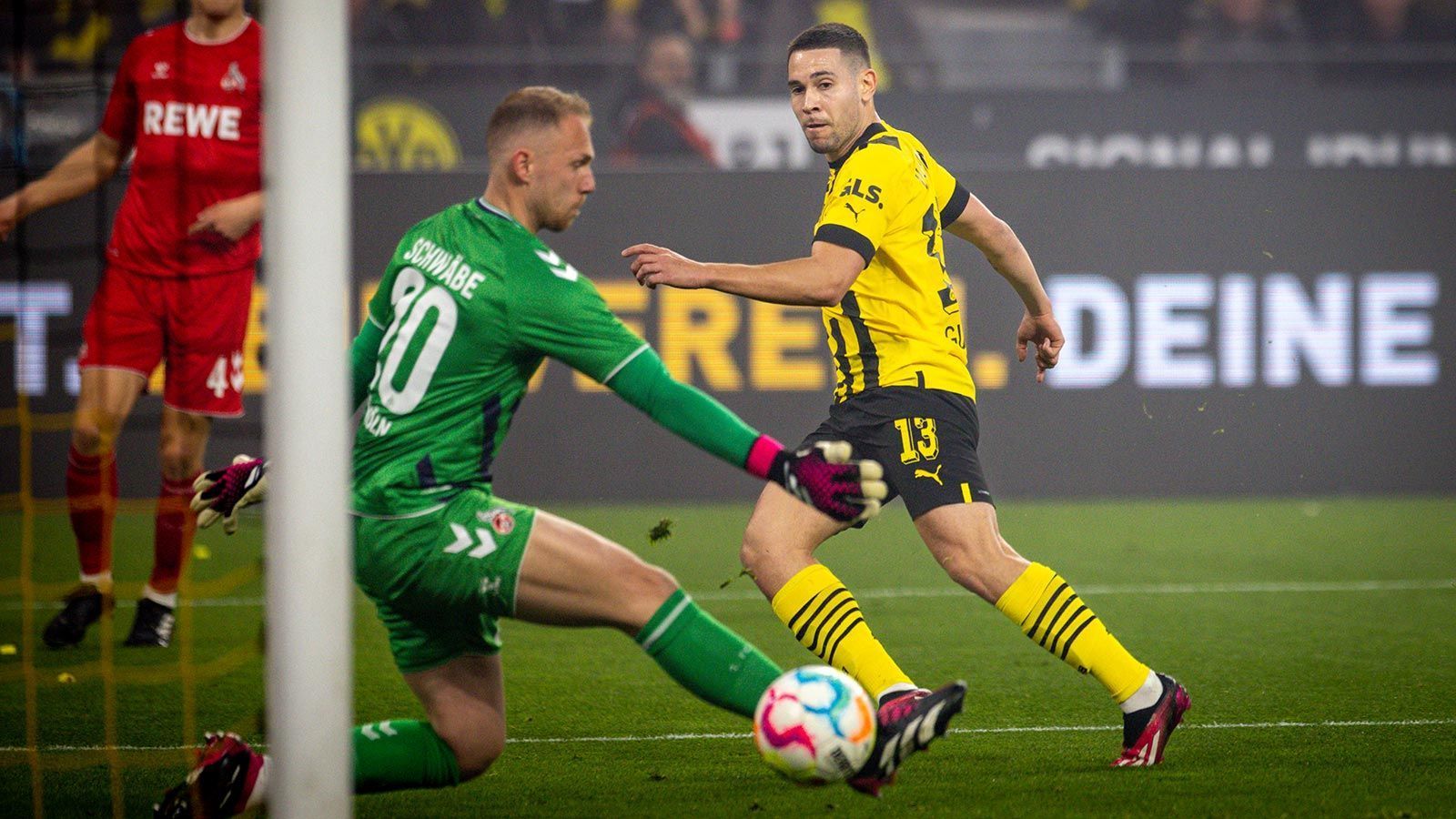 
                <strong>Raphael Guerreiro</strong><br>
                Die Effektivität in Person! Guerreiro stellte die Kölner Verteidigung vor große Probleme, traf aus spitzem Winkel zum 1:0, bereitete danach die Treffer zum 2:0 und 3:0 vor. ran-Note: 1
              