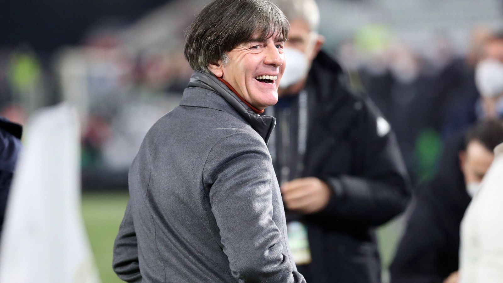 
                <strong>Vor Deutschland vs. Liechtenstein: Der Abschied von Ex-Bundestrainer Joachim Löw </strong><br>
                Und was bringt die Zukunft? Bei "RTL" lässt sich Löw dazu nichts Konkretes entlocken. Eine Rückkehr als Trainer ist für ihn aber inzwischen "durchaus vorstellbar. Nach so einer langen Zeit brauchte man ein halbes oder ganzes Jahr Abstand. Aber die Lust und die Motivation kommen allmählich zurück."
              