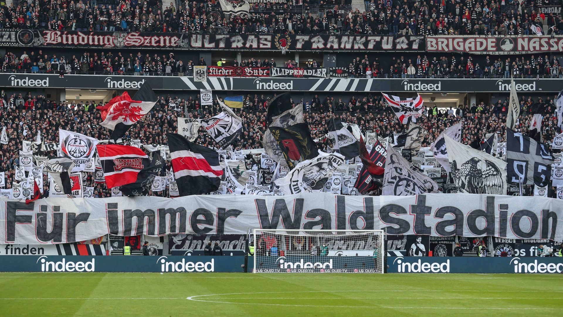 
                <strong>Fan-Choreographien von Eintracht Frankfurt im Europapokal</strong><br>
                Wegen eines Streits mit Frankfurter Feuerwehr wollten die Ultras von Eintracht Frankfurt im Hinspiel des Champions League Achtelfinals gegen die SSC Neapel keine Choreographie zeigen. Trotzdem lieferte die aktive Fan-Szene der Eintracht wieder ab und sorgte - wie schon so oft - für beeindruckende Bilder. ran zeigt Euch die irre Pyroshow gegen Neapel und die schönsten Fan-Choreographien der Frankfurter rund um die Europapokal-Auftritte in den vergangenen neun Jahren.
              