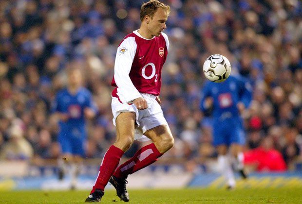 
                <strong>Sturm: Dennis Bergkamp</strong><br>
                Und noch ein Arsenal-Spieler im Dream Team. Bergkamp erzielte Traumtore in beängstigender Regelmäßigkeit. Unvergessen bleibt sein Treffer gegen Argentinien bei der WM 1998. 
              