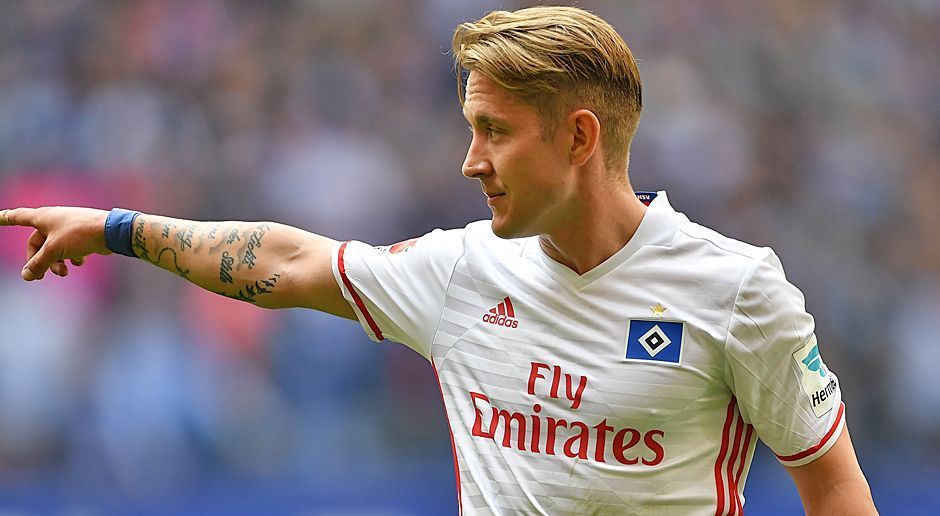 
                <strong>Mittelfeld: Lewis Holtby</strong><br>
                Titz: "Ich kenne ihn schon viele Jahre und hoffe er kann uns mit seiner außerordentlichen Qualität in der Endzone weiterhelfen. "
              