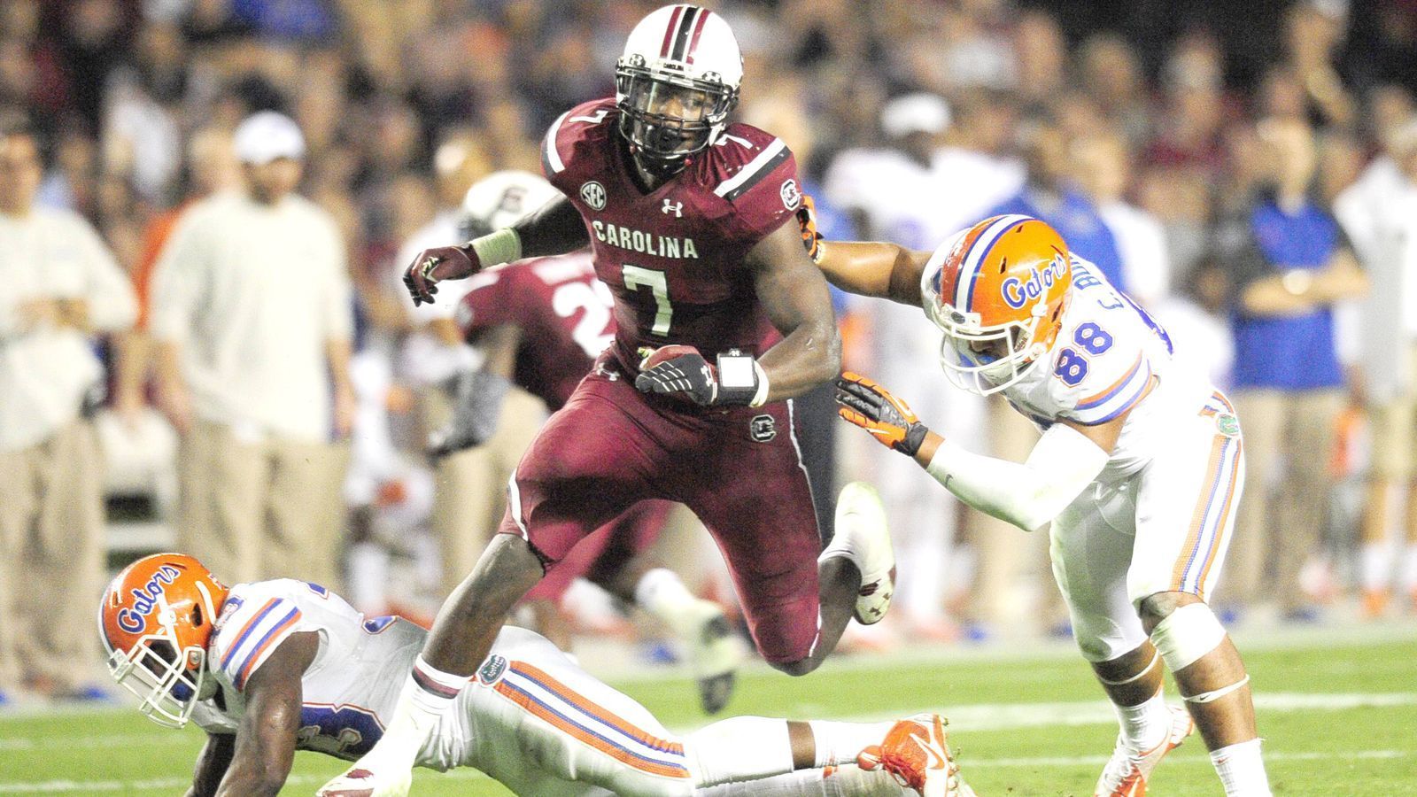 
                <strong>Jadeveon Clowney (Seattle Seahawks)</strong><br>
                College: South Carolina GamecocksPosition am College: Defensive Lineman / Defensive EndJahre am College: 3College-Stats: 129 Total Tackles - 24 Sacks - 9 Forced FumblesGedrafted: 2014 an 1. Stelle von den Houston Texans
              