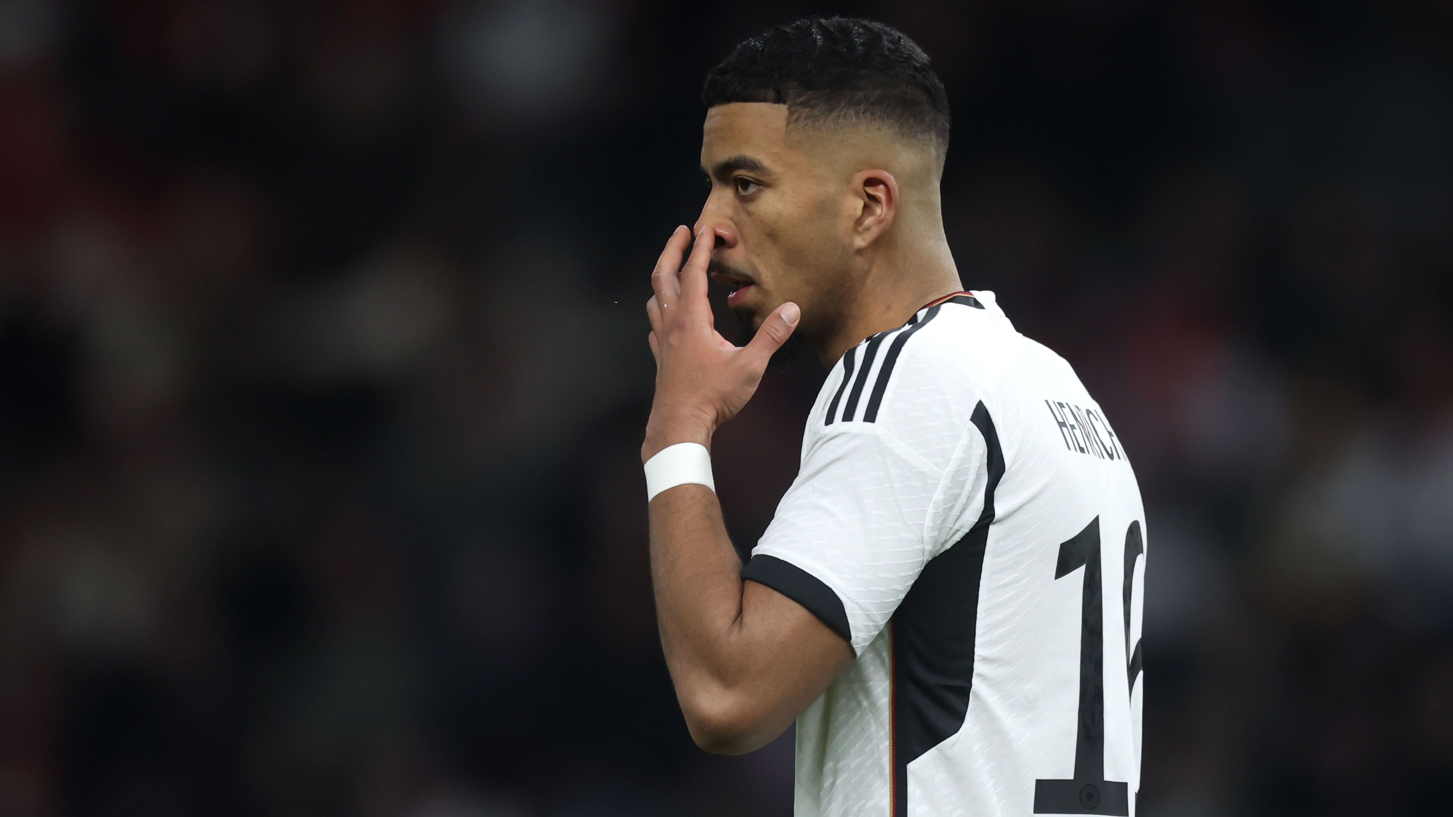 <strong>Benjamin Henrichs</strong><br>Kommt nach Sanes Platzverweis für Brandt ins Spiel und geht auf die ungewohnte linke Seite. Macht keine großen Fehler und fällt damit in der Defensivabteilung des DFB fast positiv auf.&nbsp;<strong><em>ran</em></strong><strong>-Note: 4</strong>