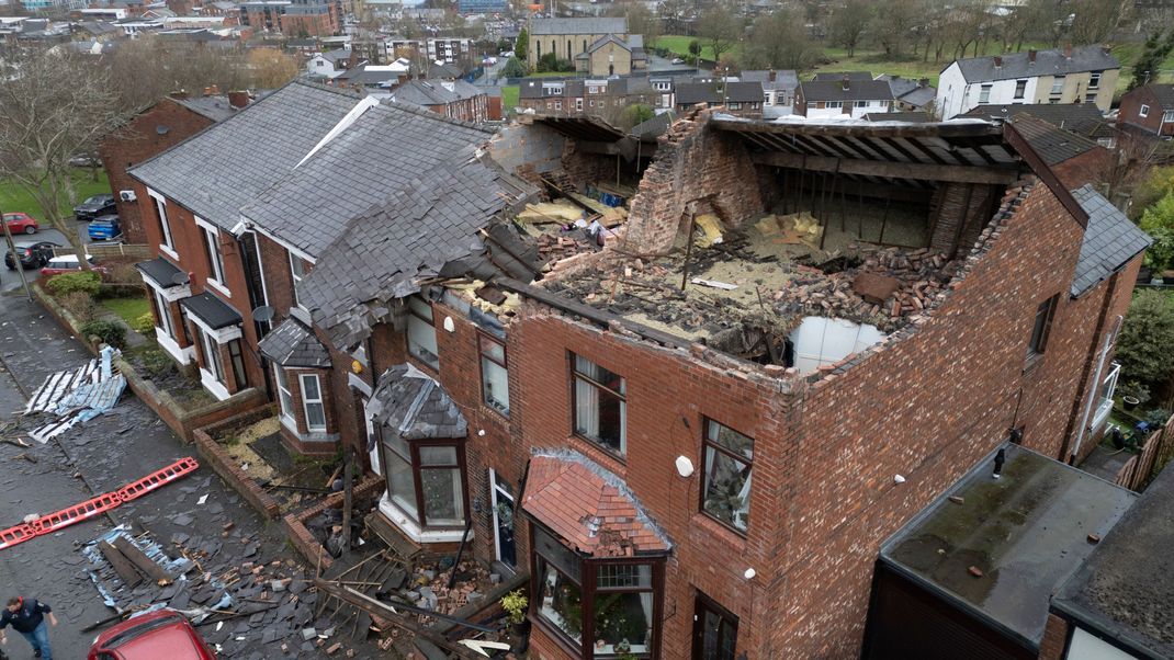 Ein mutmaßlicher Tornado richtete im Großraum Manchester großen Schaden an.