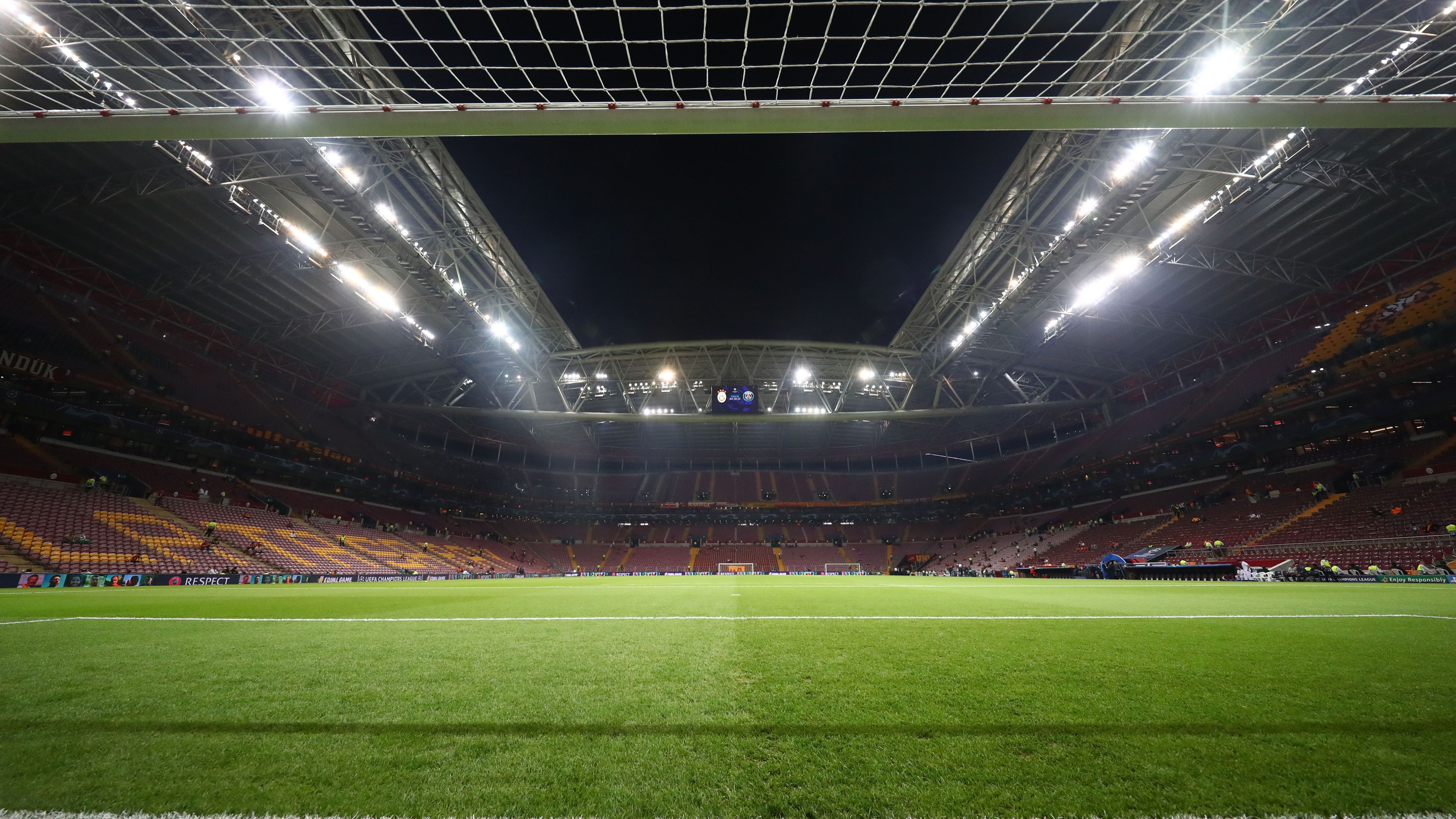 <strong>Rams Park (Istanbul)</strong><br>• Heimverein: Galatasaray<br>• Fassungsvermögen: 52.280 Plätze<br>• Eröffnet: 2011