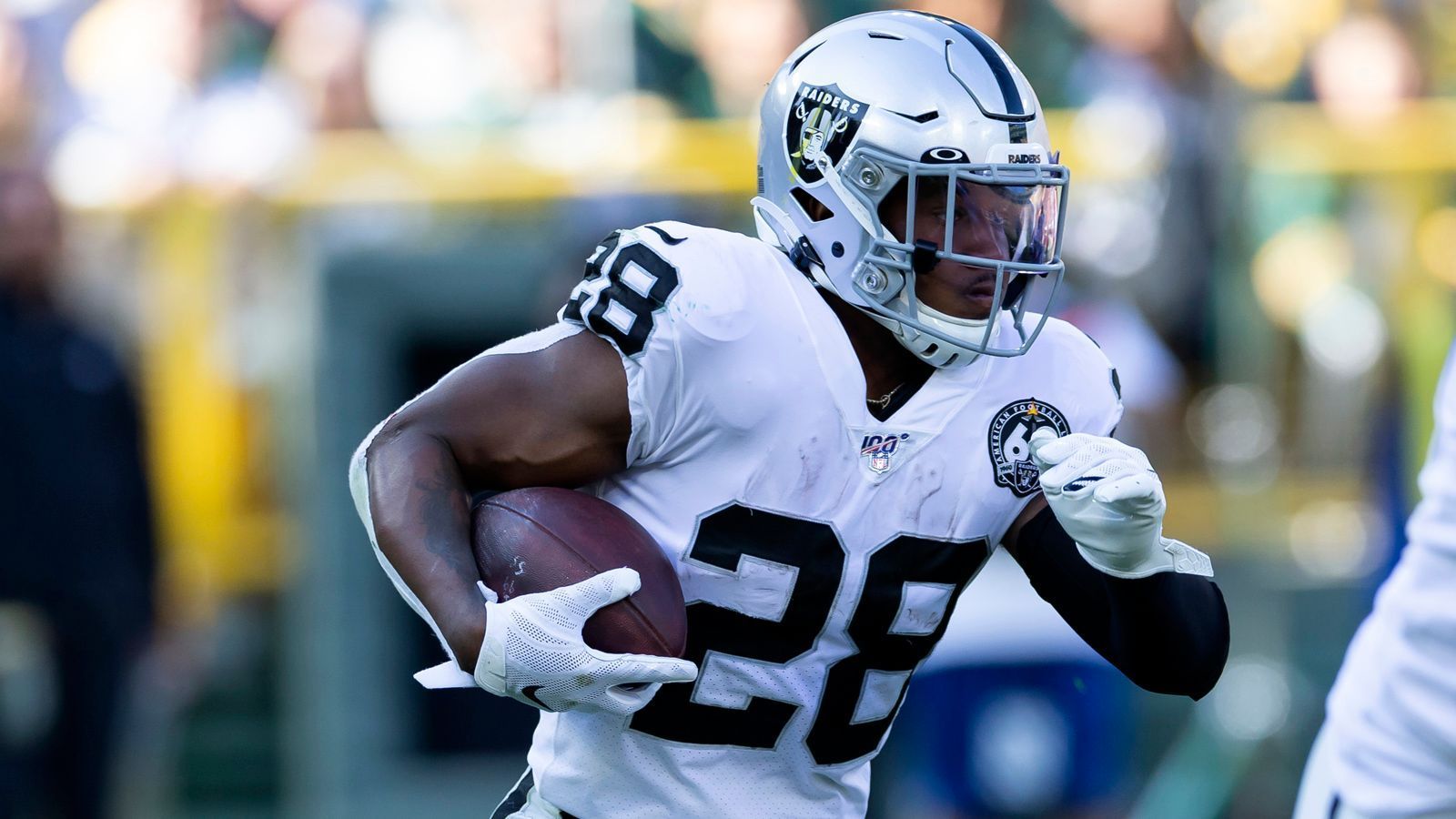 
                <strong>Offensive Rookie of the Year: Josh Jacobs (Oakland Raiders)</strong><br>
                Josh Jacobs war der einzige Running Back, der 2019 in der ersten Runde gedraftet wurde. Bereits jetzt lässt sich festhalten: Die Investition hat sich für Oakland gelohnt. Belegte das Laufspiel der Raiders von den Yards her vergangene Saison lediglich Platz 25, preschte man nun auf Position sechs vor. Mit bislang 740-Rushing-Yards zählt er zu den Top-7 der Liga und hat sechs Touchdowns erlaufen.   
              