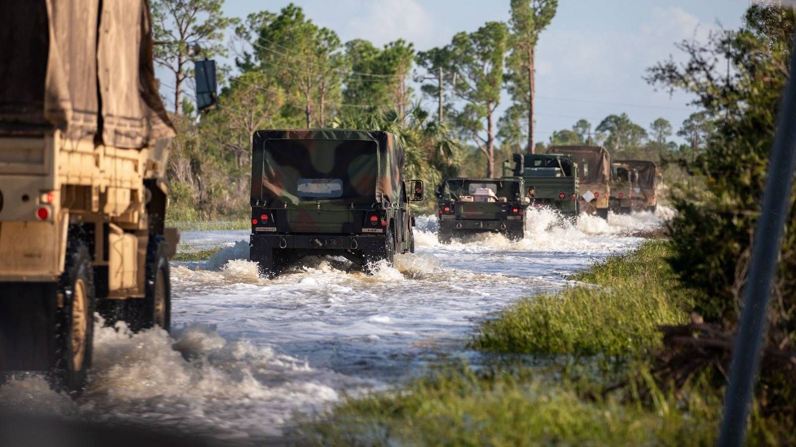 Soldaten unterwegs auf einer der überfluteten Straßen in Florida.