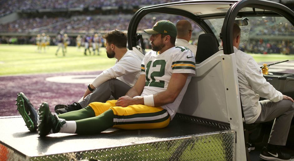 
                <strong>Wer ersetzt Aaron Rodgers bei den Green Bay Packers?</strong><br>
                Es war der Super-GAU für die Green Bay Packers: Star-Quarterback Aaron Rodgers zog sich gegen die Minnesota Vikings einen Schlüsselbeinbruch zu und wird wochenlang, möglicherweise sogar die gesamte Saison, ausfallen. Schon 2013 fehlte Rodgers den Packers wegen eines Schlüsselbeinbruchs acht Wochen lang. Damals rettete sich Green Bay dennoch in die Playoffs. Für Rodgers begannen Matt Flynn, Scott Tolzien und Seneca Wallace als Starter. Doch wie reagiert die Franchise dieses Mal? ran.de nennt die Quarterback-Optionen der Franchise.
              