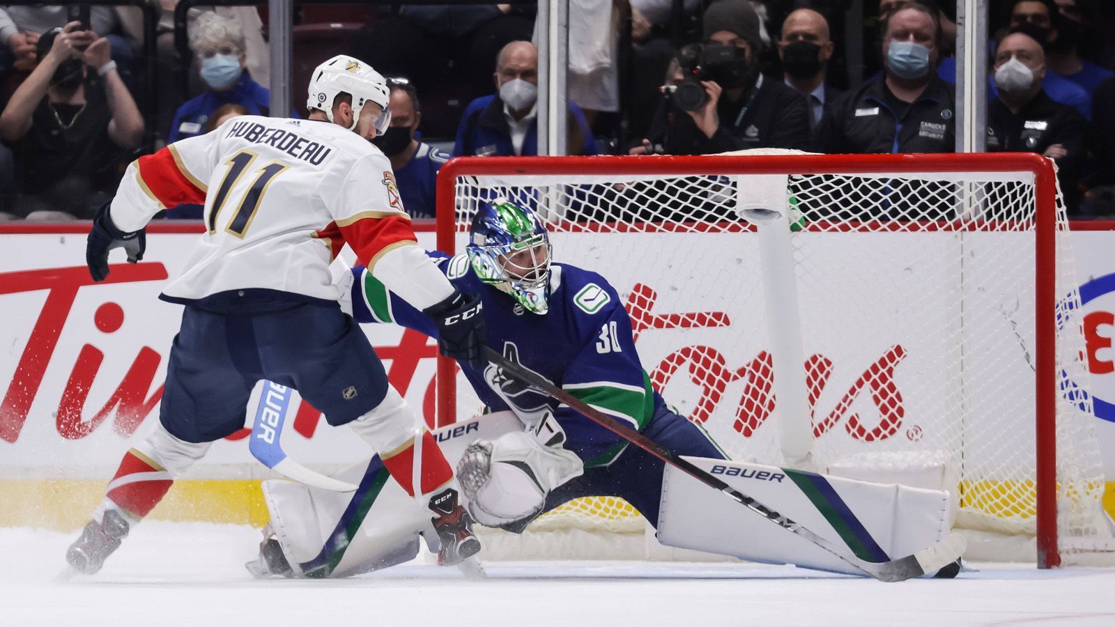 
                <strong>Jonathan Huberdeau (Florida Panthers) - 102 Scorerpunkte (26 Tore/76 Assists)</strong><br>
                Wer in der NHL nach dem besten Passgeber sucht, der wird im Sunshine State bei den Florida Panthers fündig. Jonathan Huberdeau spielt dort beinahe außerirdisch gut und hat in aktuell 70 Spielen bereits 76-mal ein Tor der Panthers vorbereitet. Erst in der Nacht auf Mittwoch drückte er im Duell mit den Toronto Maple Leafs (7:6 n.V.) dem Spiel wieder einmal seinen Stempel auf. Fünf Scorerpunkte sammelte der Kanadier allein in diesem Spiel, erzielte den Siegtreffer und schob sich im Rennen um die Art Ross Trophy für den besten Scorer an Leon Draisaitl vorbei.  
              