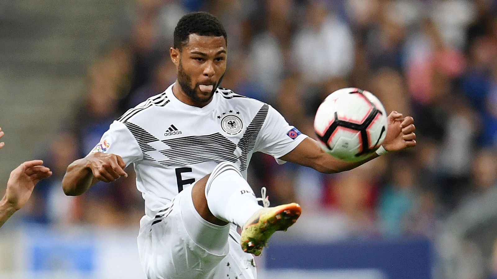 
                <strong>Serge Gnabry (Deutschland)</strong><br>
                Der Backup bei Bayern München ist sich für keinen Lauf zu schade und agiert oft in vorderster Front. Er findet die Lücken in der Abwehr, die er immer wieder beschäftigt. Nach einer guten Stunde testet Gnabry sogar Lloris mit einem Gewaltschuss. ran-Note: 2
              