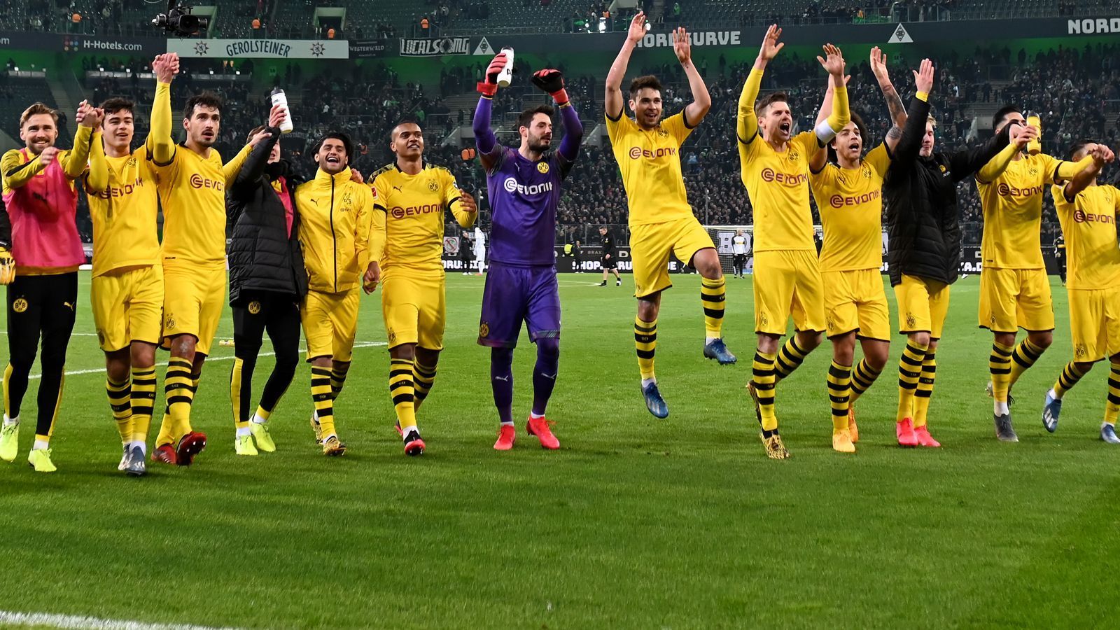 
                <strong>Abpfiff</strong><br>
                Das war's: Der BVB gewinnt in Gladbach mit 2:1 und ist jetzt mit nur einem Punkt Rückstand Bayern-Jäger Nummer eins. Allerdings können die Münchner am Sonntag den Vorsprung mit einem Sieg gegen Augsburg ausbauen.
              