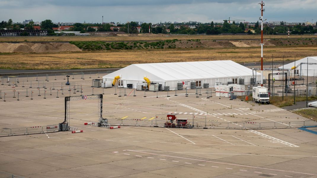 Auf dem Gelände des ehemaligen Flughafens Tegel in Berlin steht das sogenannte Labor 5000 vom Deutschen Roten Kreuz (DRK). In der Zeltstadt, die mit Bundesmitteln finanziert wurde, können im Notfall bis zu 5.000 Menschen leben.