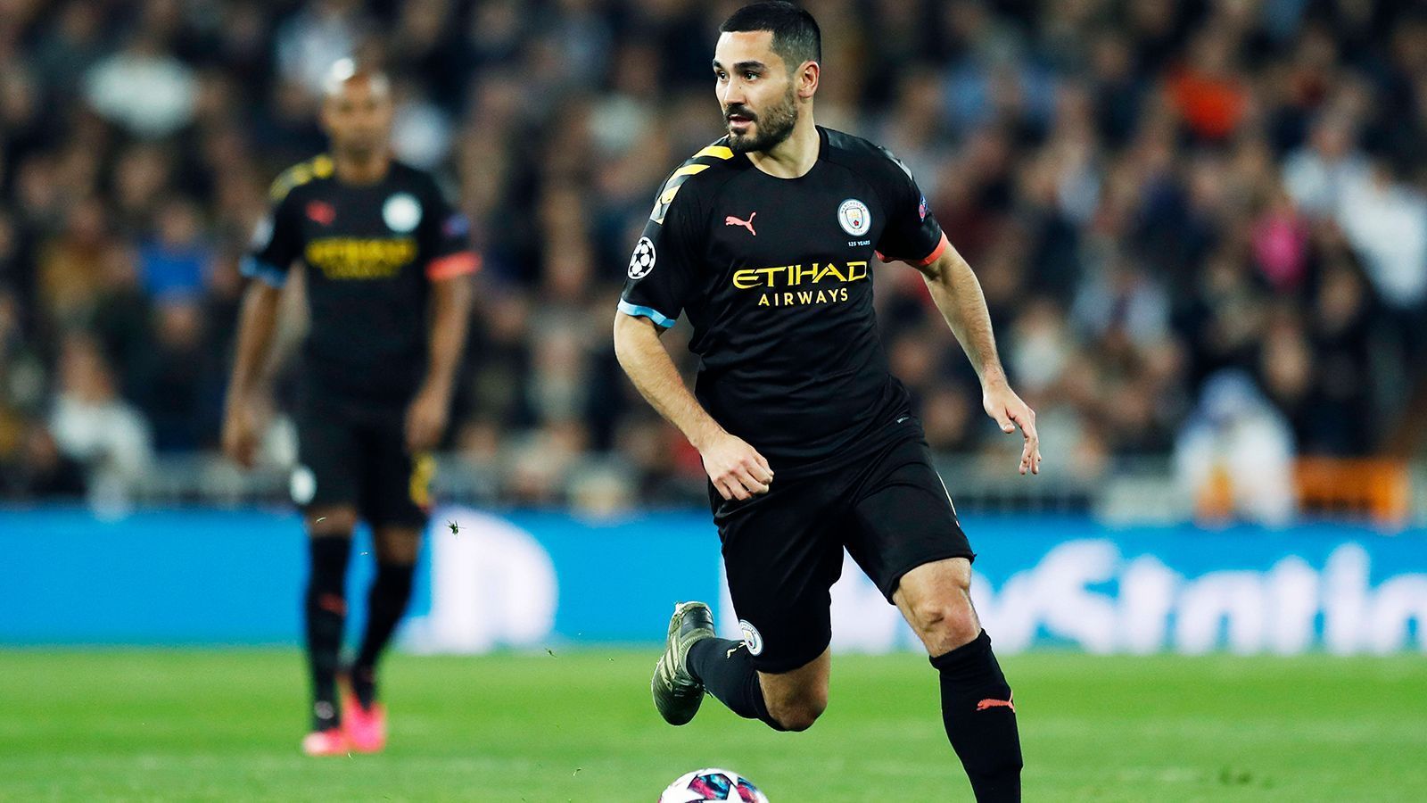 
                <strong>Ilkay Gündogan (Manchester City)</strong><br>
                Der geniale Stratege gehört längst zu den festen Größen im Superstar-Team von Pep Guardiola. Die neue Saison wird seine fünfte in der Premier League, die er mit City schon zweimal gewonnen konnte. Der 29-Jährige hat erst im letzten Sommer seinen Vertrag bis 2023 verlängert. Es werden wohl noch ein paar Jahre auf der Insel dazukommen.
              