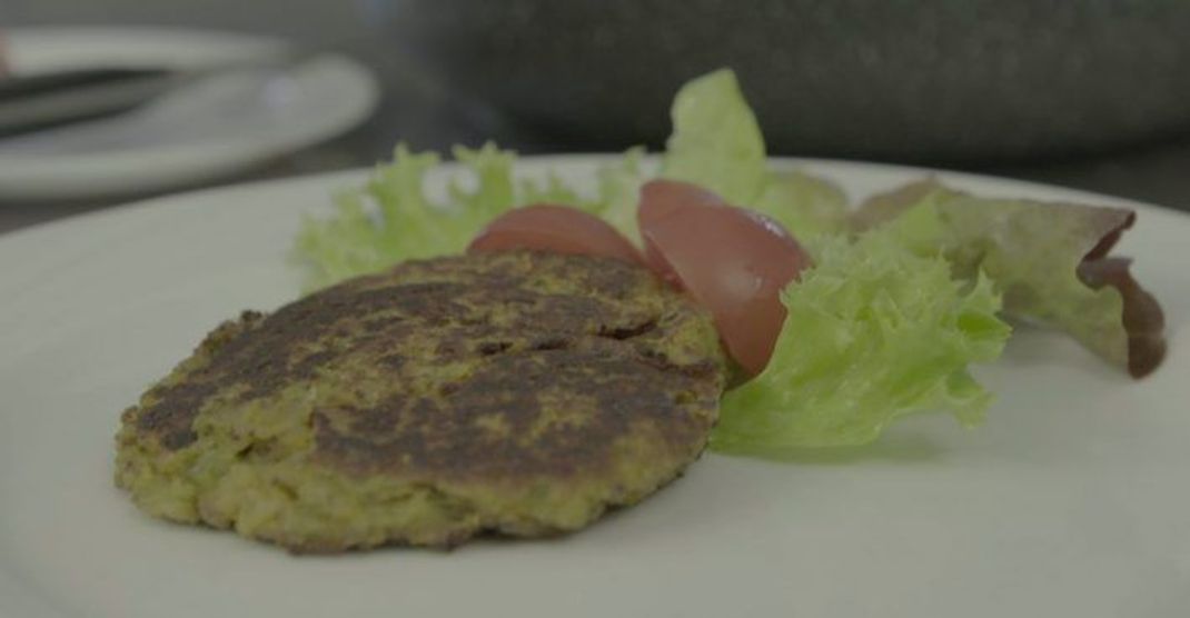 Knusprige Bratlinge gibt's nicht nur aus Kartoffeln - auch Ackerbohnen machen sich hervorragend in der Pfanne!