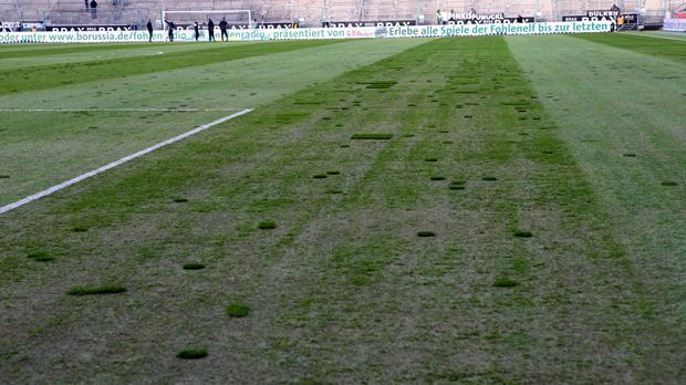 
                <strong>Auf diesem Acker spielten Gladbach und Dortmund</strong><br>
                Von einem gepflegten Rasenteppich, wie in der Bundesliga eigentlich üblich, war der Untergrund in Gladbach am Sonntagabend meilenweit entfernt. Noch vor zwei Wochen, als Gladbach in der Bundesliga RB Leipzig empfing, war der Rasen in einem ordentlichen Zustand. 
              