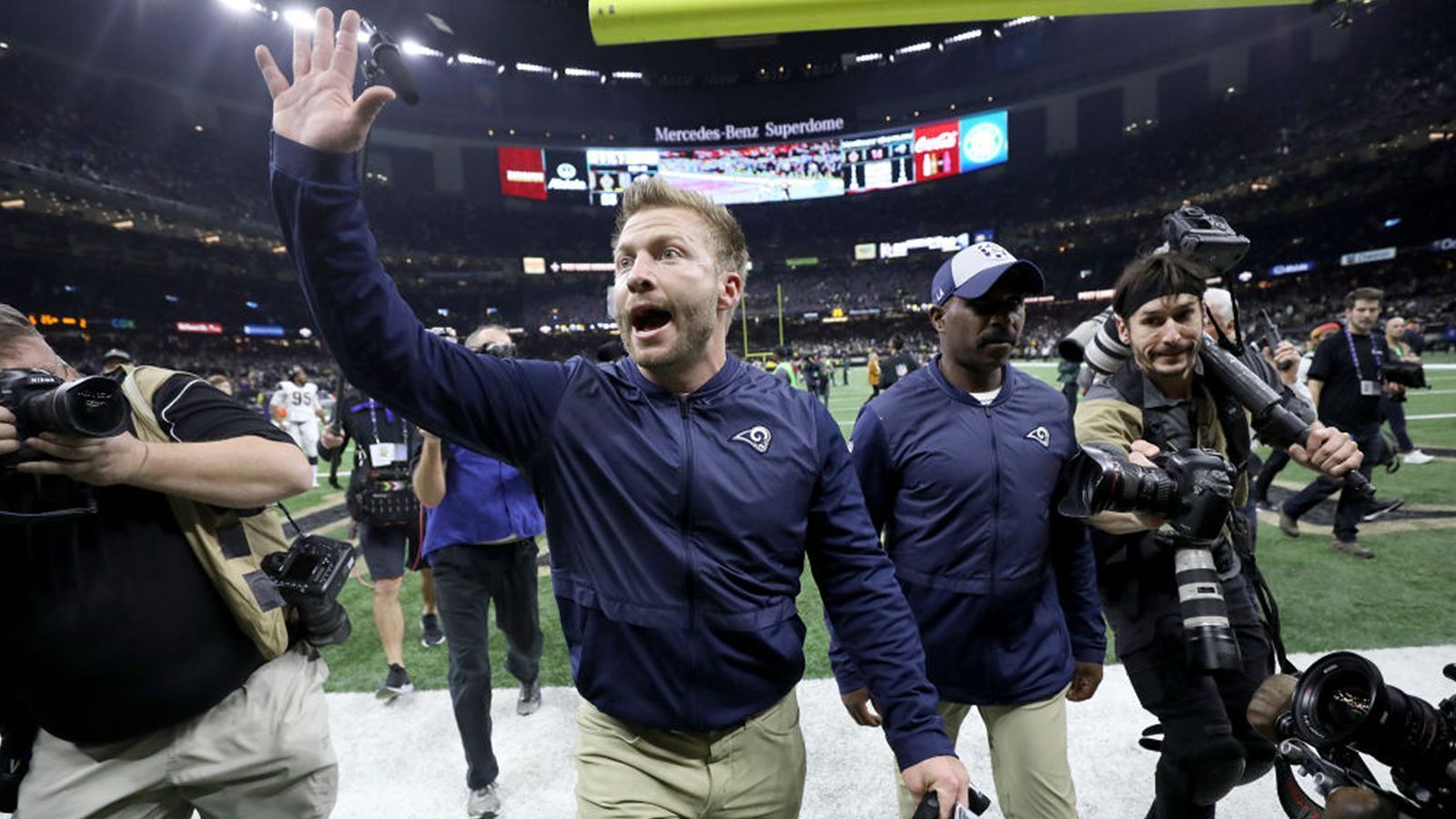 
                <strong>Conference Championship Games: Sean McVay jüngster Head Coach im Super Bowl</strong><br>
                Sean McVay, der Head Coach der Los Angeles Rams, ist mit 32 Jahren der jüngste Cheftrainer, der jemals in einem Super Bowl stand. Die Rams qualifizierten sich mit einem 26:23-Overtime-Sieg bei den New Orleans Saints für das Finale.
              