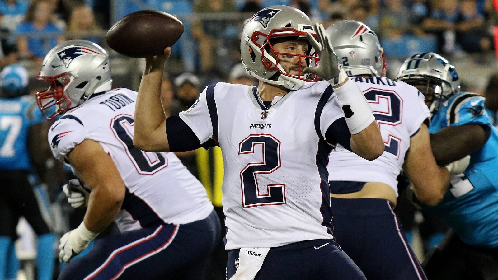 
                <strong>Chance auf den Starter-Job</strong><br>
                Und: Er ist günstig, wie Stidham und Kessler auch. Für seinen Einjahresvertrag bekommt Hoyer eine Million Dollar, was den Patriots etwas Raum für andere Investitionen gibt. "Wenn ihm jemand 5 oder 6 Millionen Dollar als Backup angeboten hätte, hätte Brian immer noch zu den Patriots gewollt", sagte sein Agent. "Sie geben ihm die Chance auf den Starter-Job, und das ist alles, worum er gebeten hat." Aller guten Dinge sind ja bekanntlich drei.
              