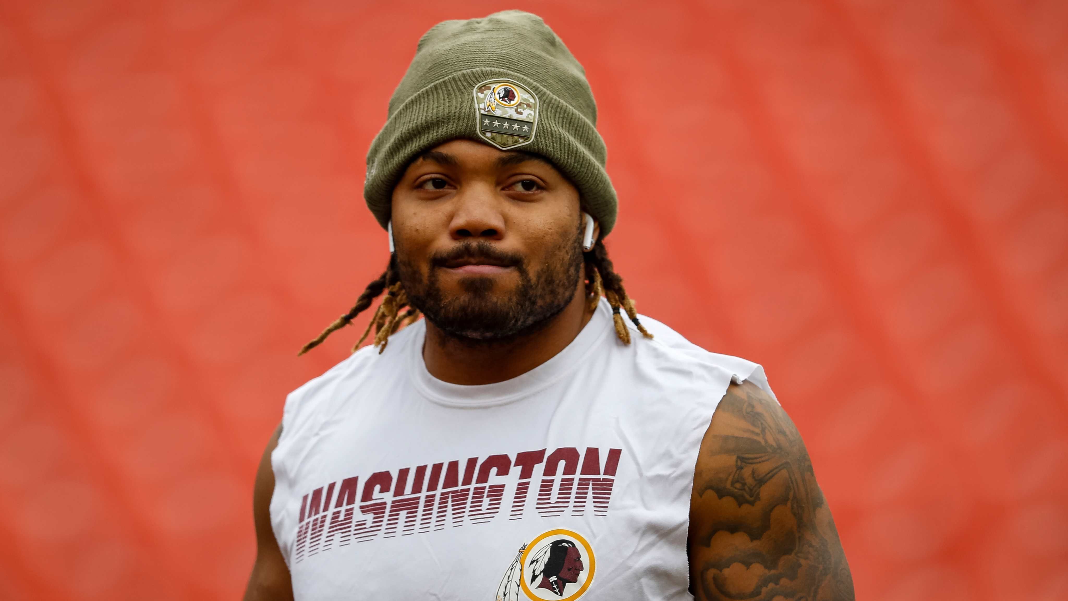 
                <strong>Derrius Guice (Free Agent) </strong><br>
                Noch ist zwar nichts final entschieden, doch dass Running Back Derrius Guice in der kommenden Saison aufs Feld zurückkehrt, scheint äußerst unwahrscheinlich. Nachdem er Anfang August vom Washington Football Team offiziell entlassen worden war, verpflichtete ihn kein anderes Team per Waiver. Damit ist Guice offiziell als Free Agent gelistet. Guice wurde in der vergangenen Woche verhaftet und in mehreren Vergehen wegen häuslicher Gewalt angezeigt. Zwar bestreitet Guice die Vorwürfe, doch eine schnelle Rückkehr in die NFL scheint ausgeschlossen. 
              