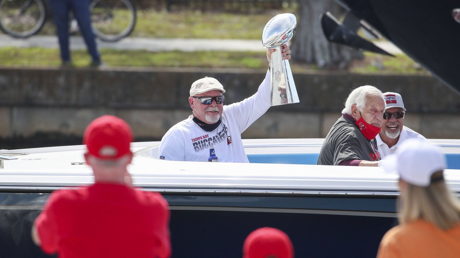 
                <strong>Die Bootsparade der Buccaneers nach dem Super-Bowl-Triumph</strong><br>
                Da ist das Ding! Die Vince Lombardi Trophy, der wichtigste Boots-Passagier, befindet sich zu Beginn in den Händen von Head Coach Bruce Arians. Hauptsache sie geht nicht über Bord.
              