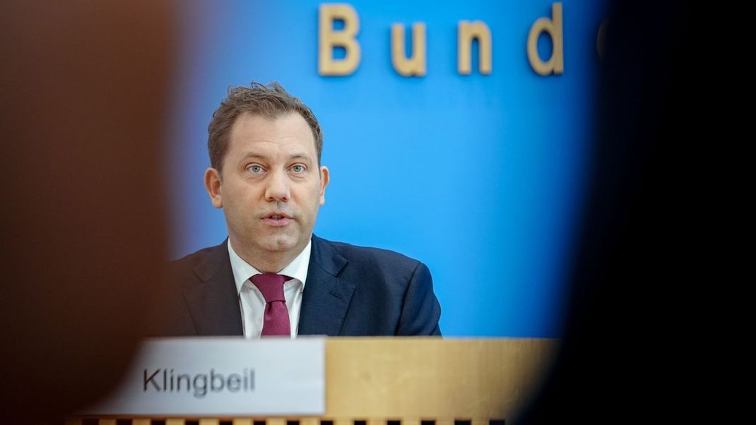 Finanzminister Lars Klingbeil (SPD) stellt den Haushaltsentwurf für 2026 auf der Bundespressekonferenz vor.