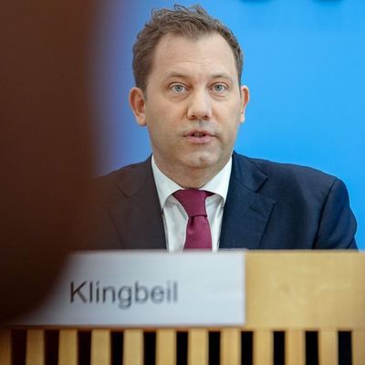 Finanzminister Lars Klingbeil (SPD) stellt den Haushaltsentwurf für 2026 auf der Bundespressekonferenz vor.
