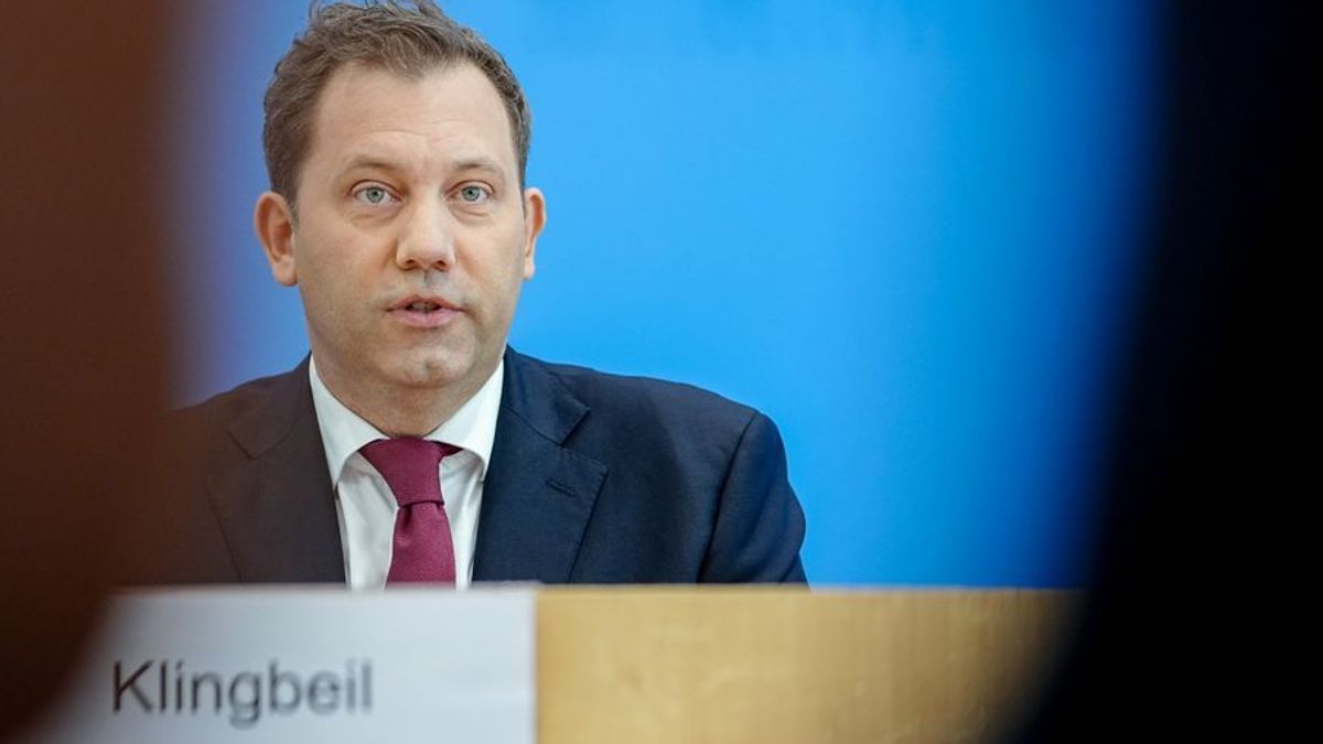 Finanzminister Lars Klingbeil (SPD) stellt den Haushaltsentwurf für 2026 auf der Bundespressekonferenz vor.