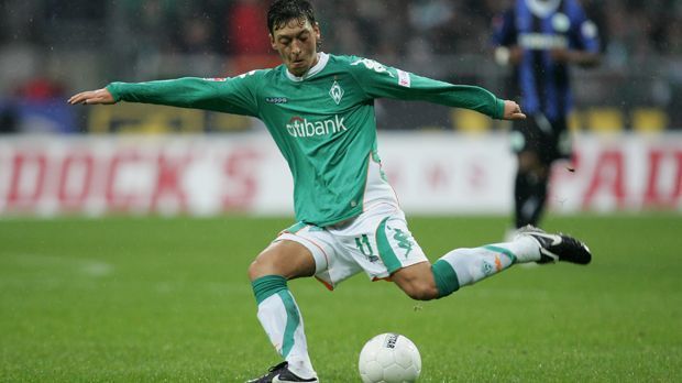 
                <strong>2007/08 (FC Schalke 04, Werder Bremen)</strong><br>
                2007/08 (FC Schalke 04, Werder Bremen) - 2 Tore und 5 Assists in 30 Spielen: 0,1 Tore pro Spiel und 0,16 Assists pro Spiel.
              