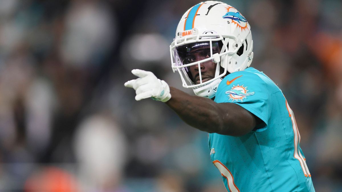 NFL, American Football Herren, USA Tennessee Titans at Miami Dolphins Dec 11, 2023; Miami Gardens, Florida, USA; Miami Dolphins wide receiver Tyreek Hill (10) signals from the field against the Ten...