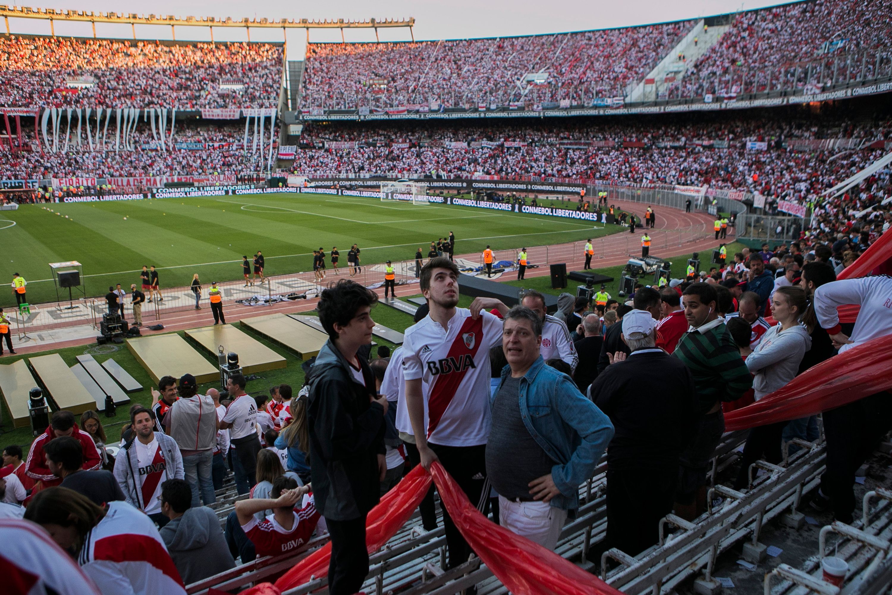 
                <strong>Fans im Stadion Monumental </strong><br>
                Die Fans innerhalb des Stadion bekamen nichts mit von den Turbulenzen rund um das Monumental Stadium und warteten gebannt auf den Anpfiff der Partie.
              