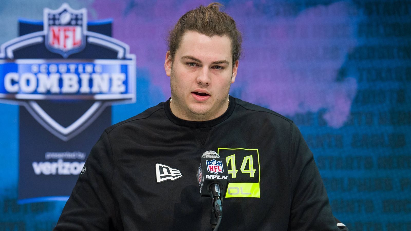 
                <strong>Verlierer: Logan Stenberg (Offensive Guard, Kentucky Wildcats)</strong><br>
                Mit 5,3 sek beim 40 Yard Dash und einer Zeit von acht Sekunden beim Three-Cone-Drill lief Stenberg seinen Positionskollegen größtenteils hinterher. Seine Bewegungen bei den On-Field-Drills waren ebenfalls nicht so flüssig wie bei einigen Konkurrenten. Seine physischen Stärken als Inside Lineman werden im Übungsprogramm des Combine schlicht nicht auf die Probe gestellt, da bekanntlich nur ohne Ausrüstung angetreten wird.
              