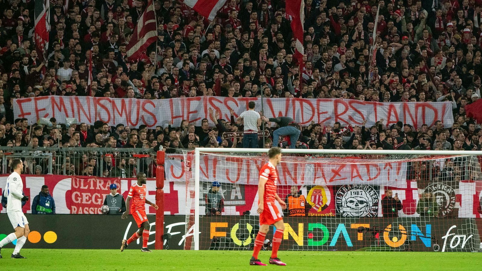 
                <strong>"Feminismus heißt Widerstand"</strong><br>
                Das Spiel gegen PSG fand am Weltfrauentag statt, entsprechend solidarisierten sich die Fans des FC Bayern mit der feministischen Bewegung. "Feminismus ist Widerstand", war auf einem Banner zu lesen. 
              
