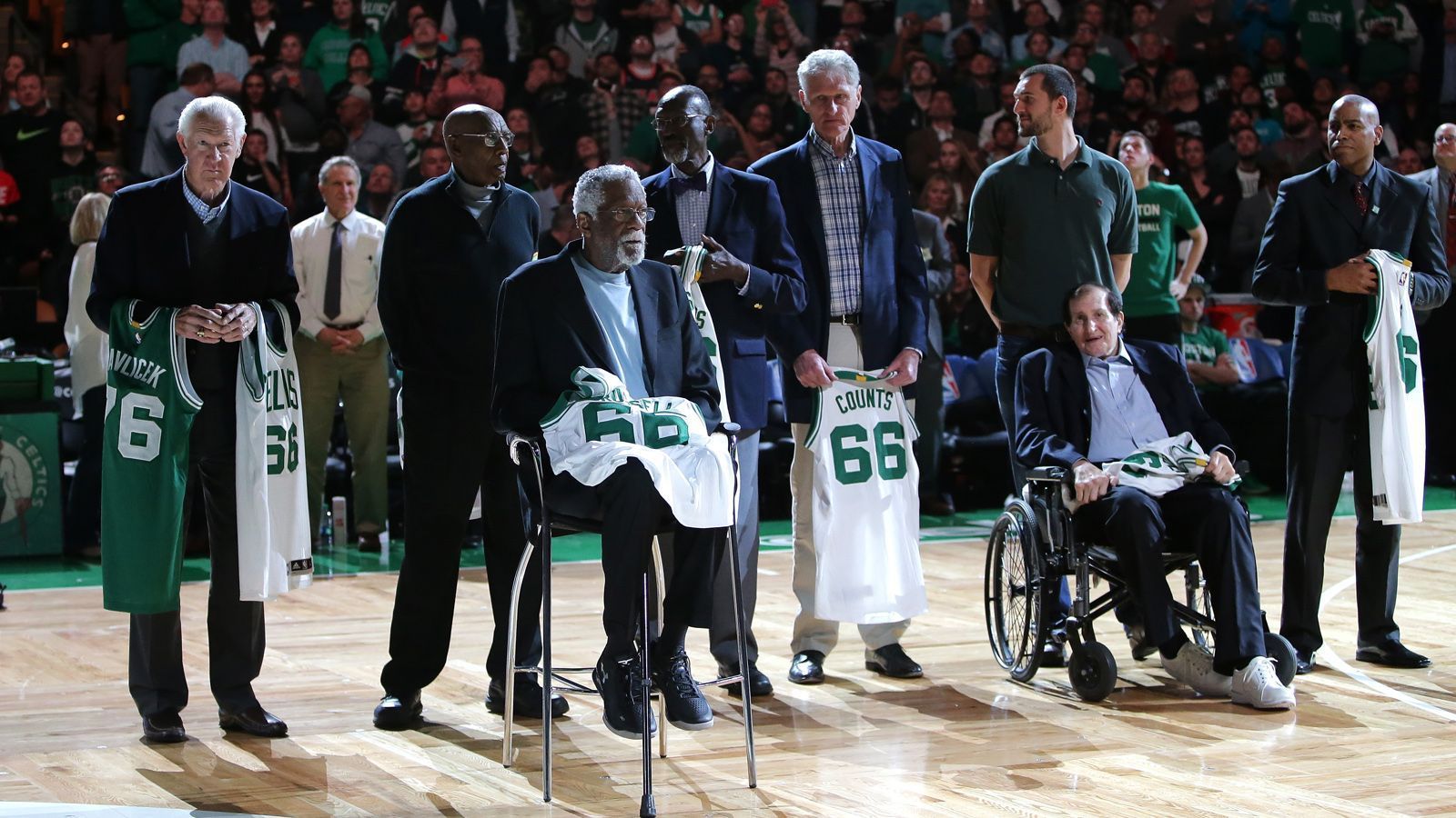 
                <strong>Celtics dominieren die 60er</strong><br>
                In den 60er-Jahren dominierten die Celtics aus Boston die NBA nach Belieben. Das Team um den damaligen Superstar Bill Russell (elffacher NBA-Champ) gewann in dem Jahrzehnt neun Titel und traf dabei gleich sechs Mal in den Finals auf die Los Angeles Lakers. Dabei entwickelte sich nicht nur die Fehde der beiden Städte, sondern auch die Rivalität zwischen den jeweiligen Franchise-Legenden Bill Russell (Celtics) und Wilt Chamberlain (Los Angeles Lakers). Die beiden Center, die bis 1969 befreundet waren, hatten sich öffentlich in die Haare gekriegt und über 20 Jahre lang nicht miteinander gesprochen. 
              