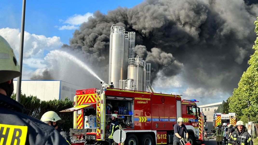 Feuerwehrleute versuchen, einen Brand in einer Großbäckerei in Leverkusen zu löschen. 