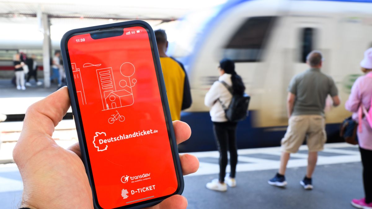 Die App «deutschlandticket.de» ist auf dem Display eines Smartphones am Hauptbahnhof zu sehen. 