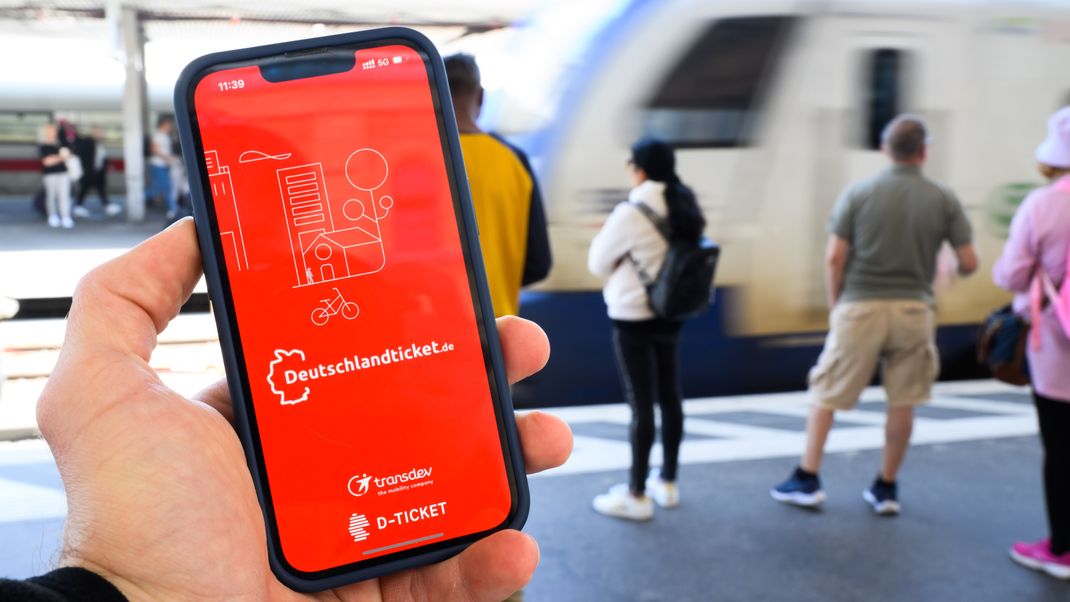 Die App «deutschlandticket.de» ist auf dem Display eines Smartphones am Hauptbahnhof zu sehen. 