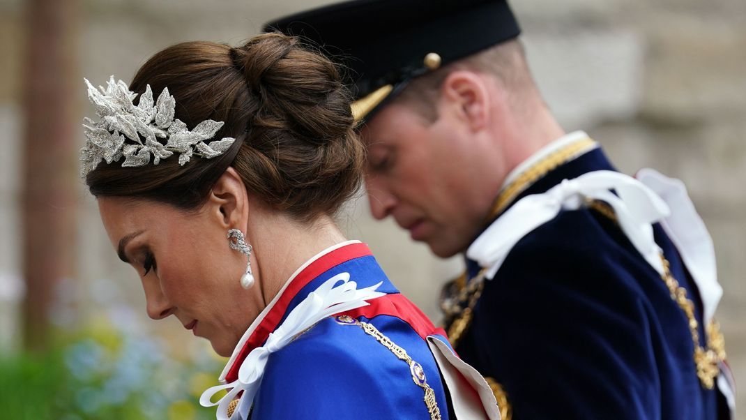 Kate mit einer Blüten-Tiara auf dem Kopf, ihre 8-jährige Tochter trug zum ersten Mal ebenfalls eine.