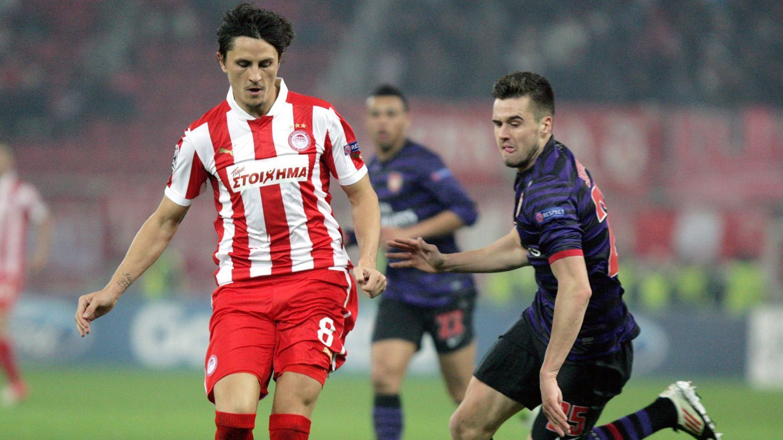 
                <strong>Ljubomir Fejsa</strong><br>
                Ein Jahr spielte Ljubomir Fejsa bei Olympiakos noch gemeinsam mit Manolas, nämlich in der Saison 2012/13, als sie fast schon planmäßig den nationalen Meistertitel mal wieder holten. Danach wechselte der serbische Mittelfeldspieler Fejsa zu Benfica Lissabon, wo er bis heute unter Vertrag steht. Der Nationalspieler lief in zwei Spielzeiten 36 Mal für Olympiakos auf und brachte dem Klub sogar einen kleinen Transfergewinn (für kolportierte drei Millionen Euro gekauft, für 4,5 Millionen Euro verkauft).
              