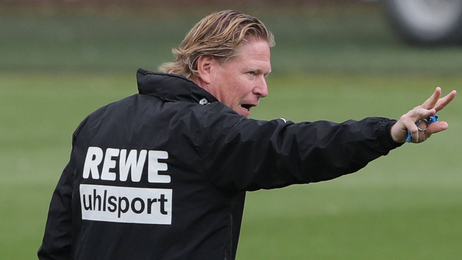 
                <strong>Markus Gisdol</strong><br>
                Kölns Trainer Markus Gisdol mit einem verbalen Nachweis, wie abgehoben die Beteiligten bisweilen sind: "Du fährst zwischen Hotel und Trainingszentrum hin und her und siehst die Leute draußen auf der Straße laufen oder sogar im Eiscafé sitzen. Da siehst du, welche Opfer du bringst", sagte er. Welche das genau wären, sagte er nicht.
              