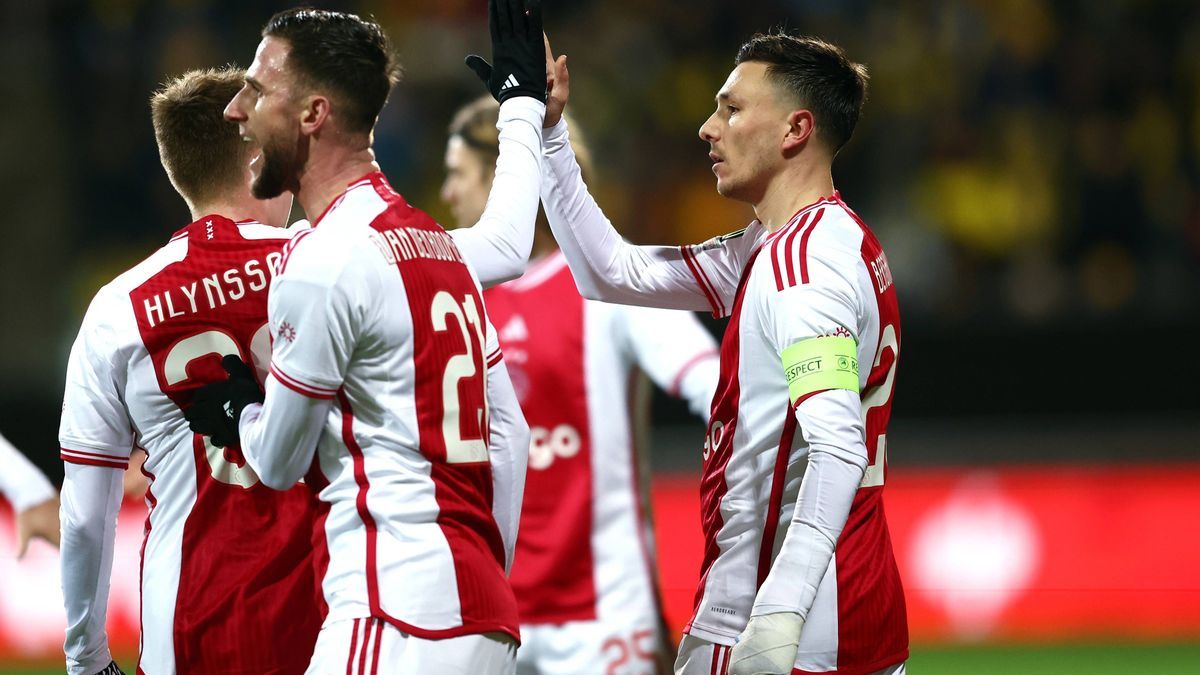 BODo - (l-r) Branco van den Boomen of Ajax, Steven Berghuis of Ajax celebrate the 0-1 during the UEFA Conference League play-off match between FK Bodo Glimt and Ajax Amsterdam at the Aspmyra Stadiu...