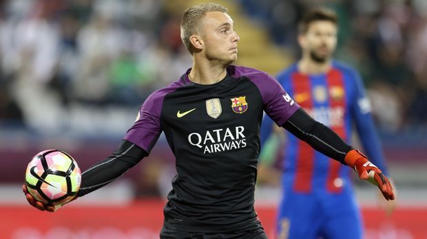 
                <strong>Jasper Cillessen (FC Barcelona)</strong><br>
                Im Sommer 2016 kam der niederländische Nationaltorwart von Ajax Amsterdam zum FC Barcelona - und fand sich auf der Bank wieder. Denn der damals 27-Jährige kam weder kurz noch mittelfristig am deutschen Schlussmann Marc-Andre ter Stegen vorbei. Es bleibt abzuwarten, ob Jasper Cillessen angesichts mangelnder Perspektive tatsächlich bis zum Vertragsende im Sommer 2021 bei den Katalanen bleibt. Zuletzt gab es Gerüchte, wonach Crystal Palace' neuer Trainer Frank de Boer seinen Landsmann und früheren Ajax-Schützling auf die Insel holen wolle.
              