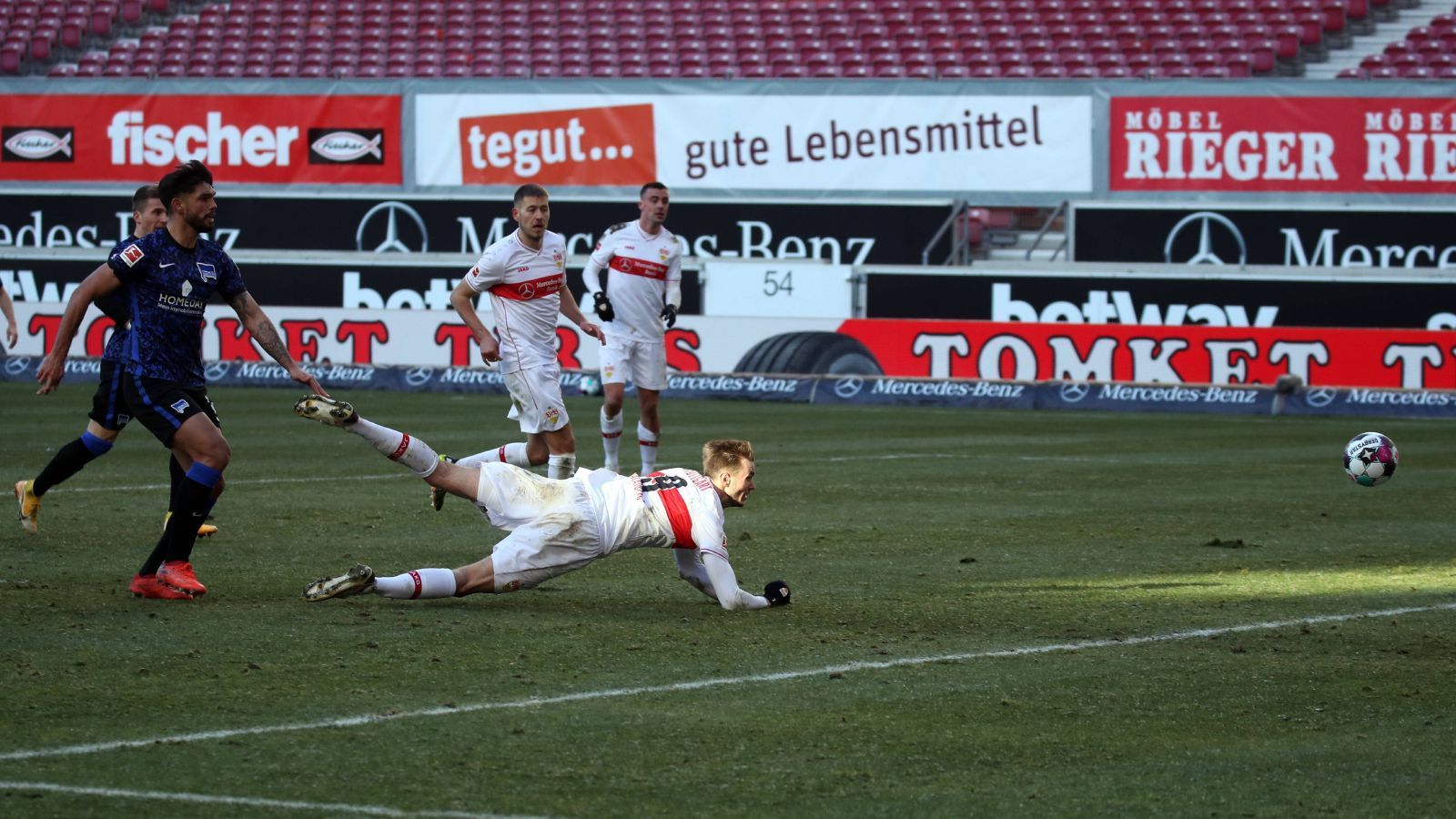 
                <strong>Herthas Standardschwäche hinten</strong><br>
                Was mit den individuellen Fehlern einhergeht, ist die eklatante Standard-Schwäche. Gegen Leipzig gab es das 0:3 und damit den Gnadenstoß durch einen Eckball, beim 1:1 in Stuttgart war es ein Freistoß, der die Berliner um einen Sieg brachte. Auch das 0:2 gegen Wolfsburg passte ins Bild: Ecke, Kopfball, Gegentor. Zudem verursacht die Hertha ständig Elfmeter. Satte 21 sind es seit dem Beginn der vergangenen Saison, 18 davon gingen rein. Standards liegen Hertha nicht, sowohl hinten ...
              